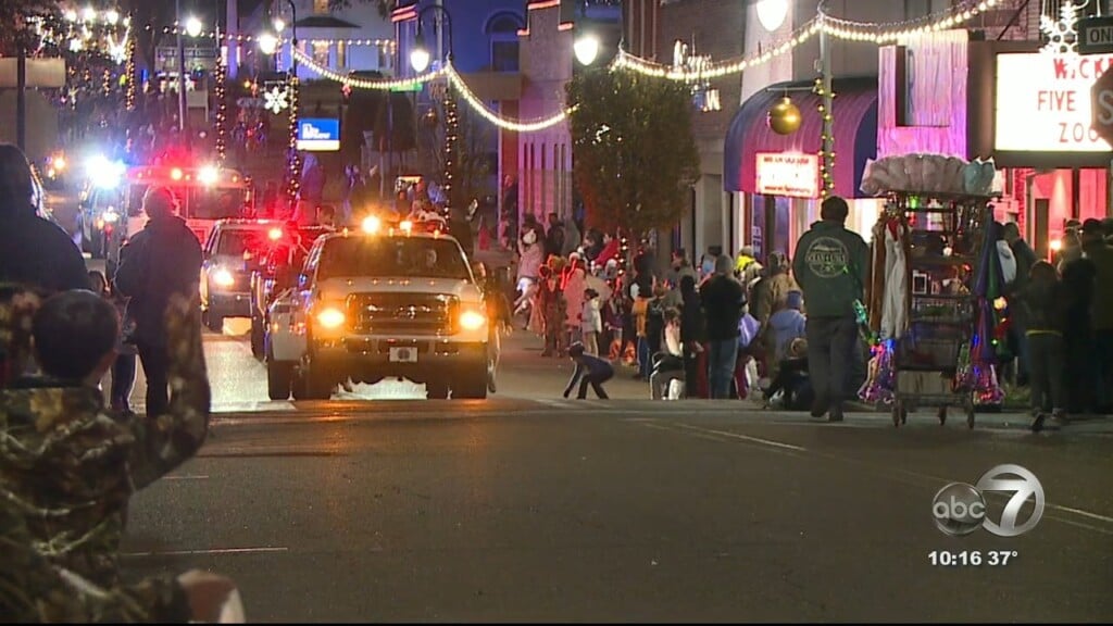 Annual Christmas Parade Kicks Off In Milan