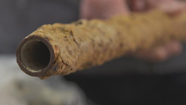 flint-water-crisis-crews-lead-pipe-620.jpg 