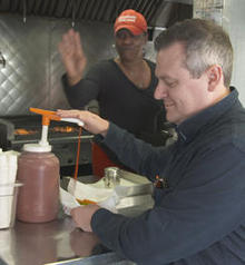 luke-burbank-breaks-the-ketchup-rules-at-weiners-circle-244.jpg 