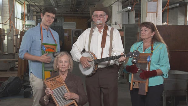 conor-knighton-with-washboard-musicians-620.jpg 