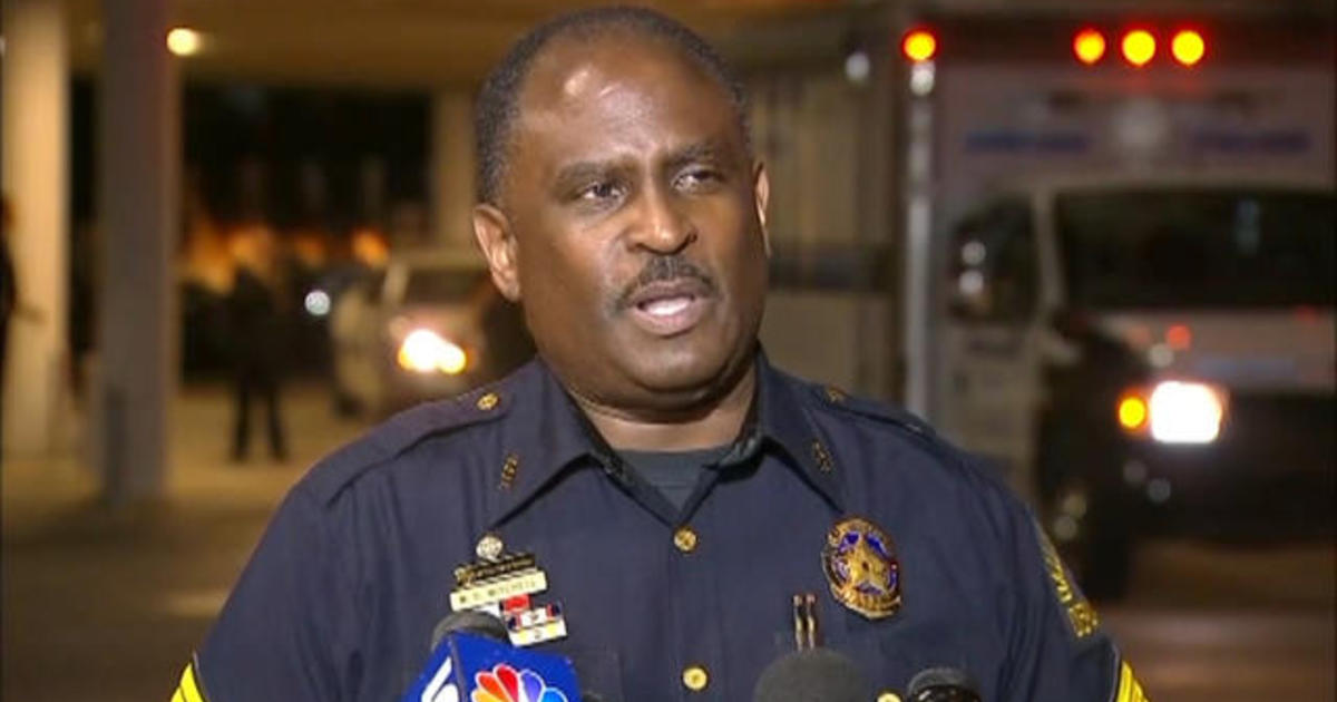 Dallas police investigate officer shooting in wrong apartment - Home ...