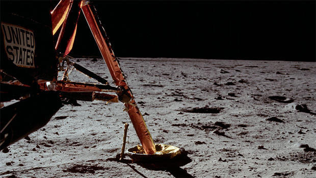 neil-armstrong-first-photo-taken-after-setting-foot-on-the-moon-nasa-620.jpg 