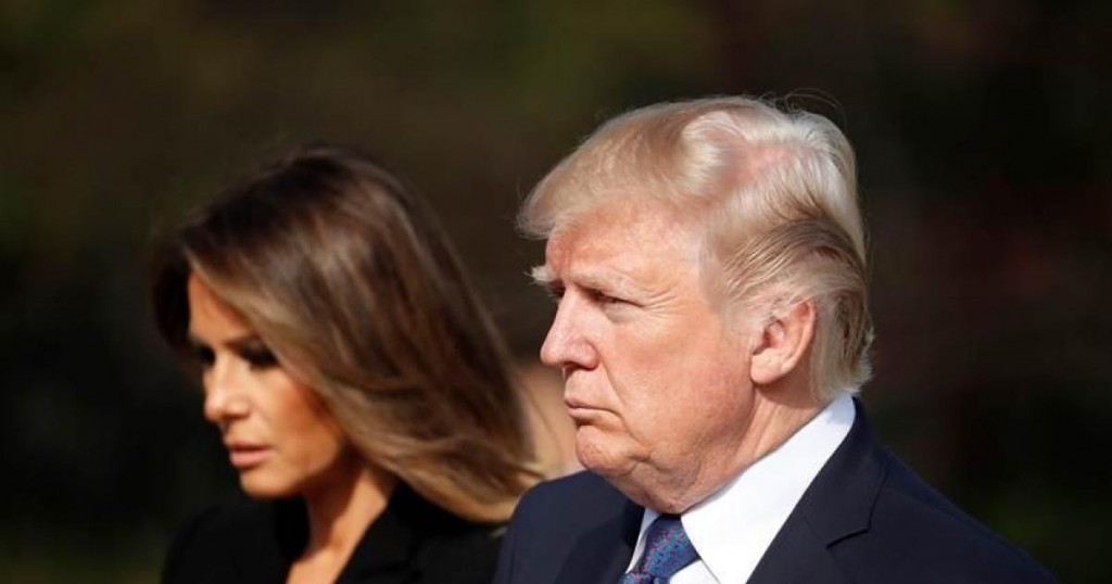 US President Donald Trump(R) and First Lady Melania pay a silent tribute at the National Cemetery in Seoul on November 8