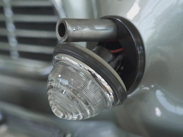 007-aston-martin-machine-gun-behind-signal-light-promo.jpg 