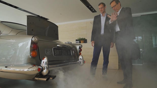 1965-aston-martin-db5-bond-car-barney-ruprecht-demonstrates-smoke-screen-for-anthony-mason-620.jpg 