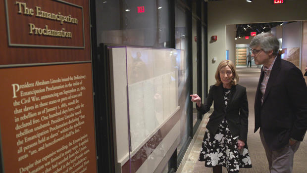 dorris-kearns-goodwin-mo-rocca-with-emancipation-proclamation-620.jpg