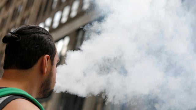 vaper-nicole-crumley-and-her-dad-a-smoker-620.jpg 