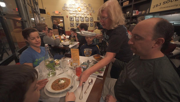 diners-at-jbj-soul-kitchen-in-red-bank-nj-620.jpg 