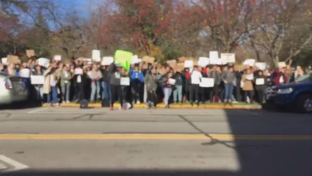 students-protest-outside-gibsons-bakery-2016-620.jpg 