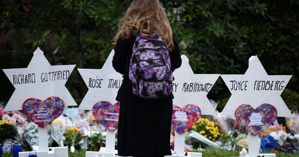 TOPSHOT - A woman stands at a memorial outside the Tree of Life synagogue after a shooting there left 11 people dead in the Squirrel Hill neighborhood of Pittsburgh on October 27. - Mourners held an emotional vigil Sunday for victims of a fatal shooting at a Pittsburgh synagogue
