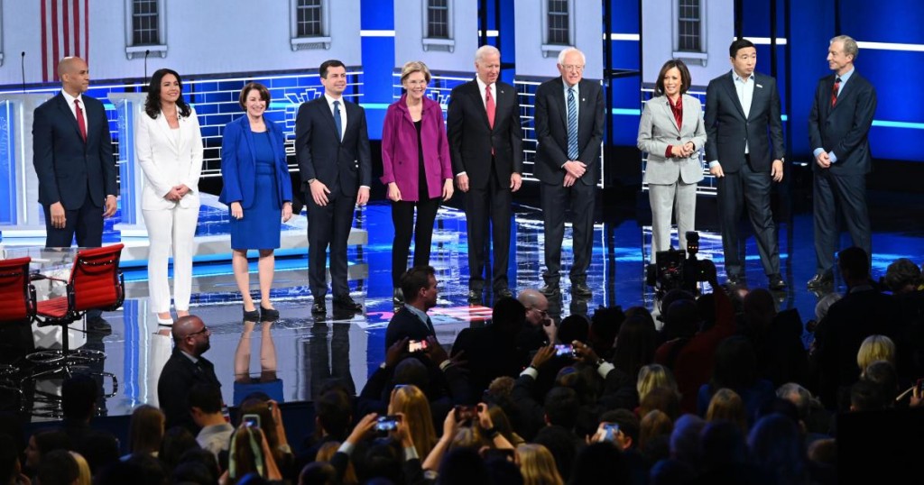 (L-R) Democratic presidential hopefuls New Jersey Senator Cory Booker