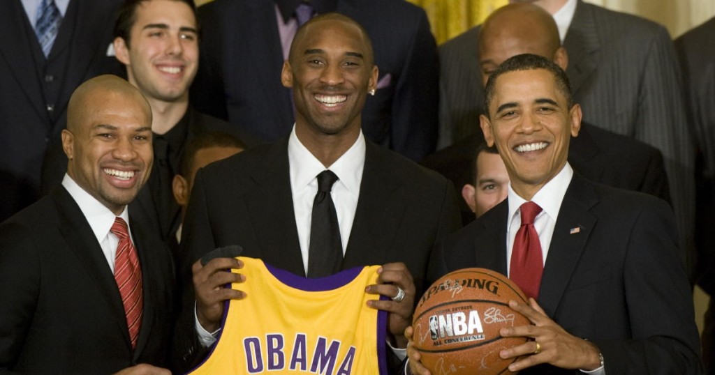 US President Barack Obama poses with Los Angeles Lakers Guard Derek Fisher (L) and Guard Kobe Bryant (C) during an event with the 2008-2009 NBA Champion Los Angeles Lakers at the White House in Washington