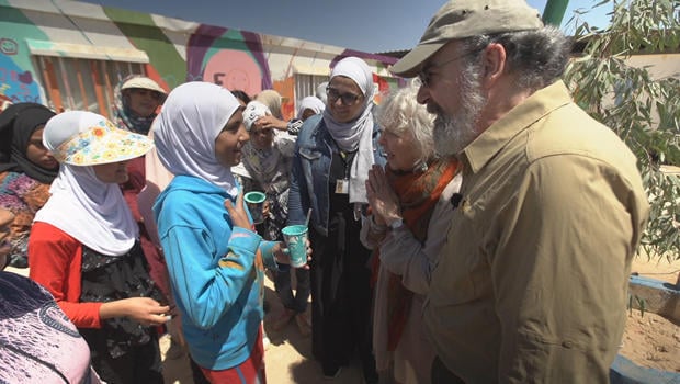 mandy-patinkin-at-syrian-refugee-camp-in-jordan-620.jpg 