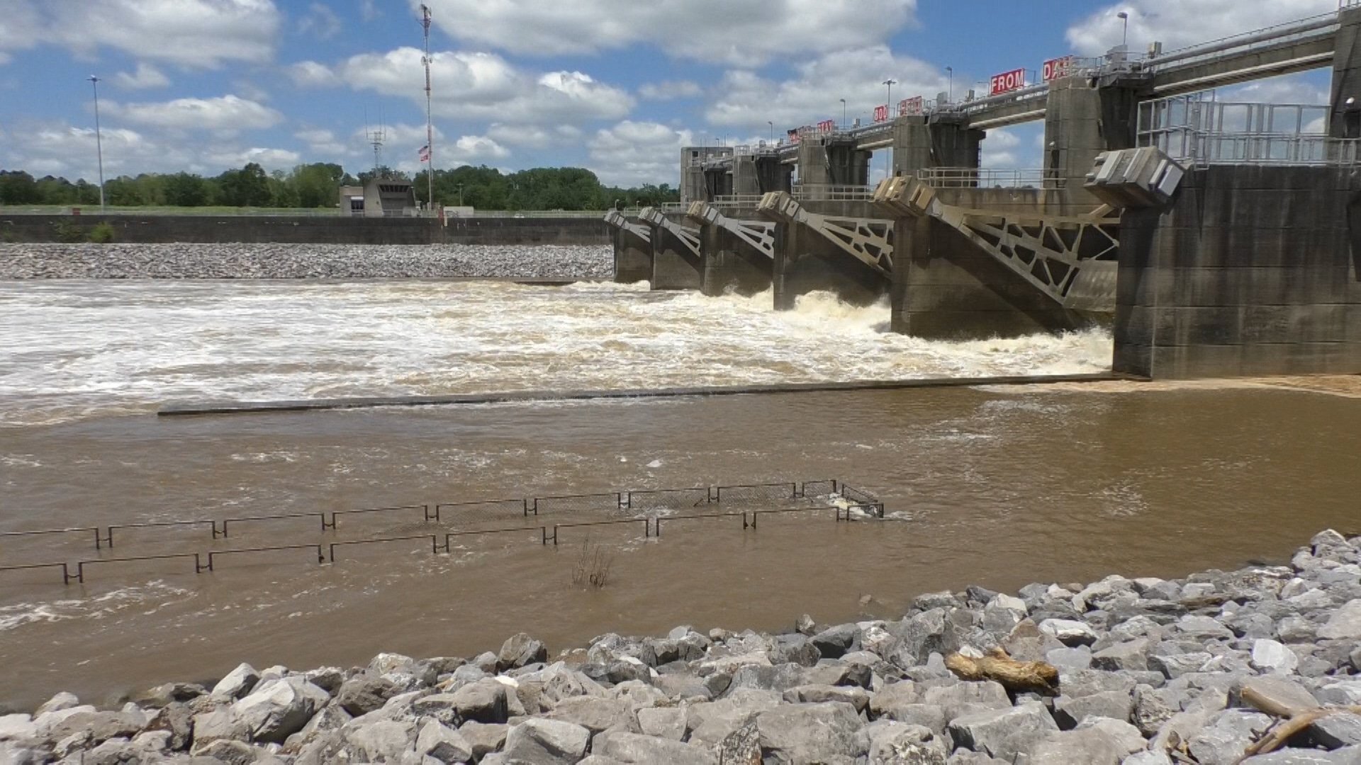 Army Corps of Engineers set to remove sunken barge from Stennis Lock ...