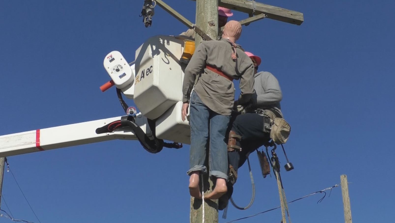 4-County lineman training on how to preform pole top rescue - Vimarsana News