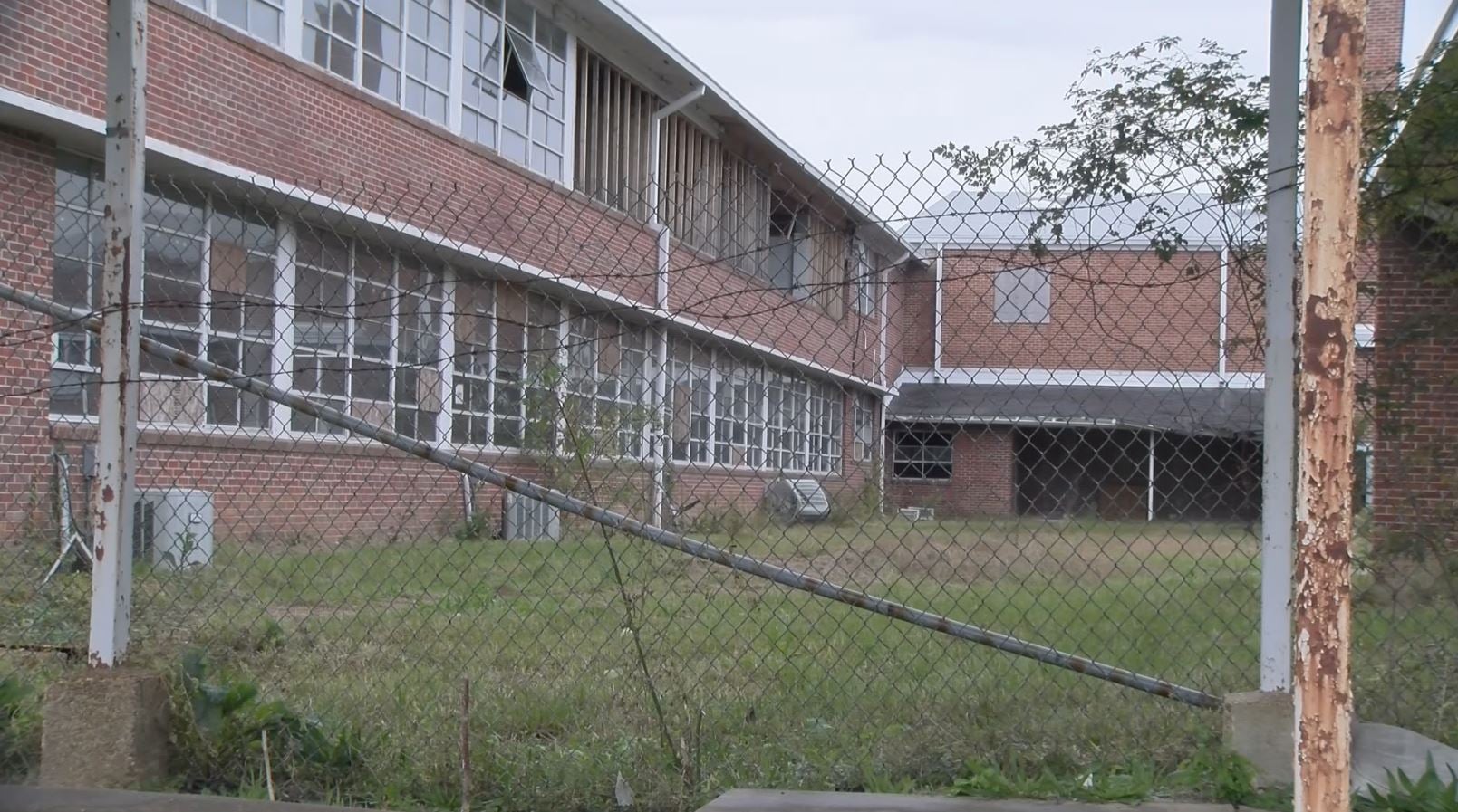 One person still missing after burglary of Hunt Middle School - Vimarsana News