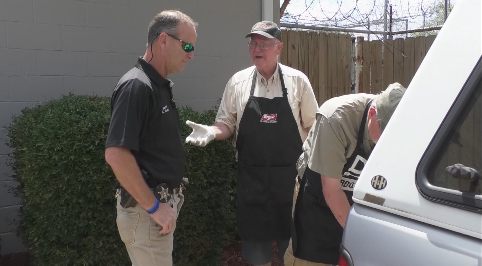 Clay County residents say thank you to local law enforcement with a meal - Vimarsana News
