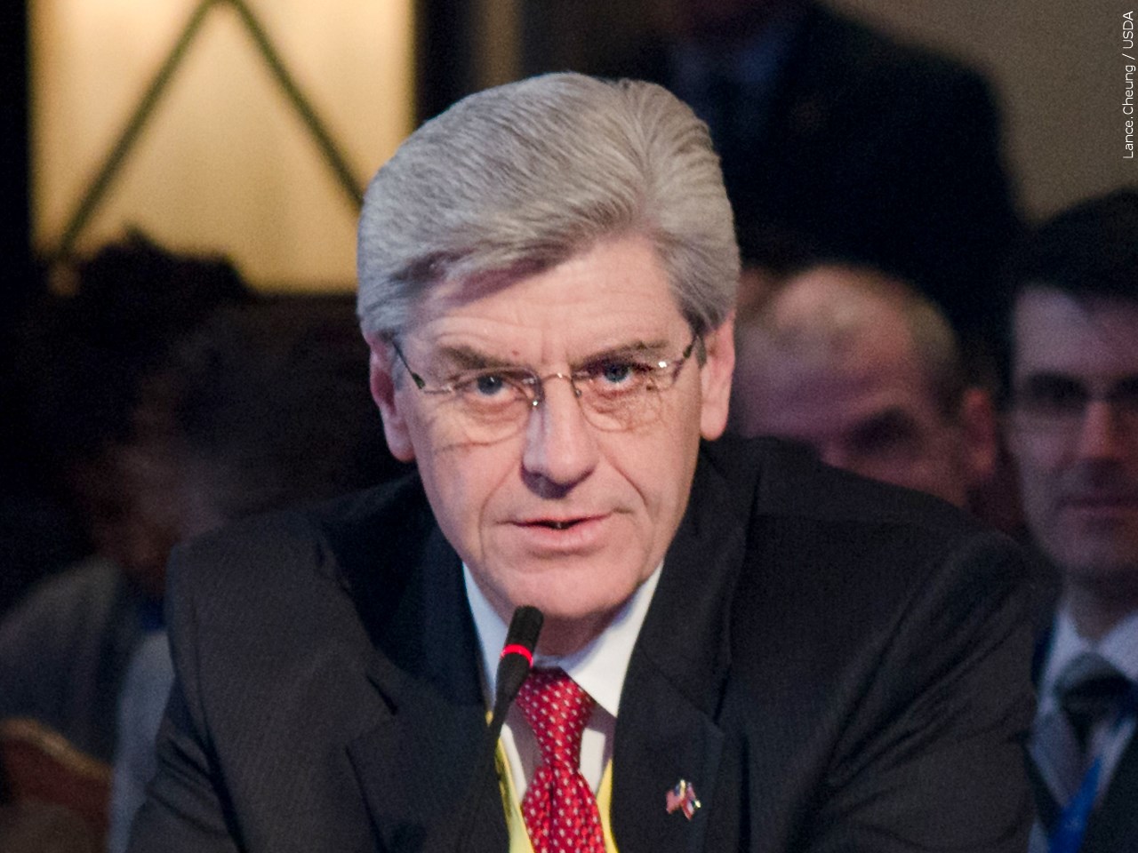 Former Governor Phil Bryant faces subpoena for welfare fraud scandal - Vimarsana News
