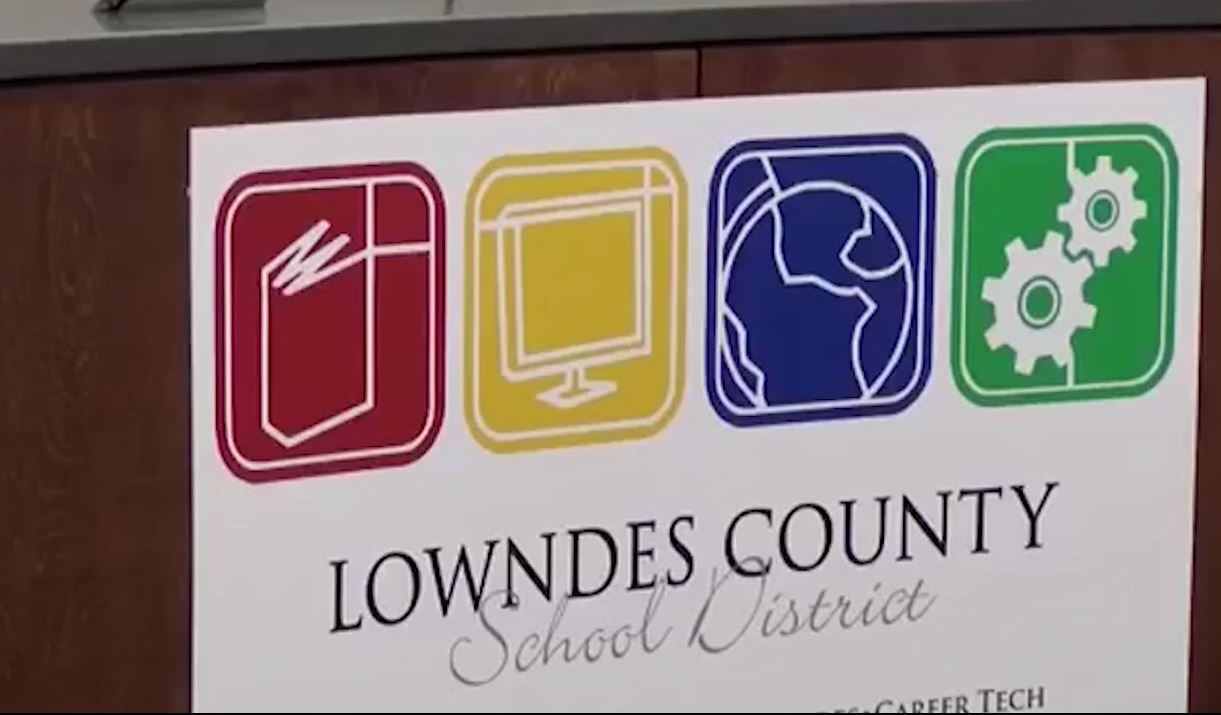 Lowndes County School District adopts modified school calender