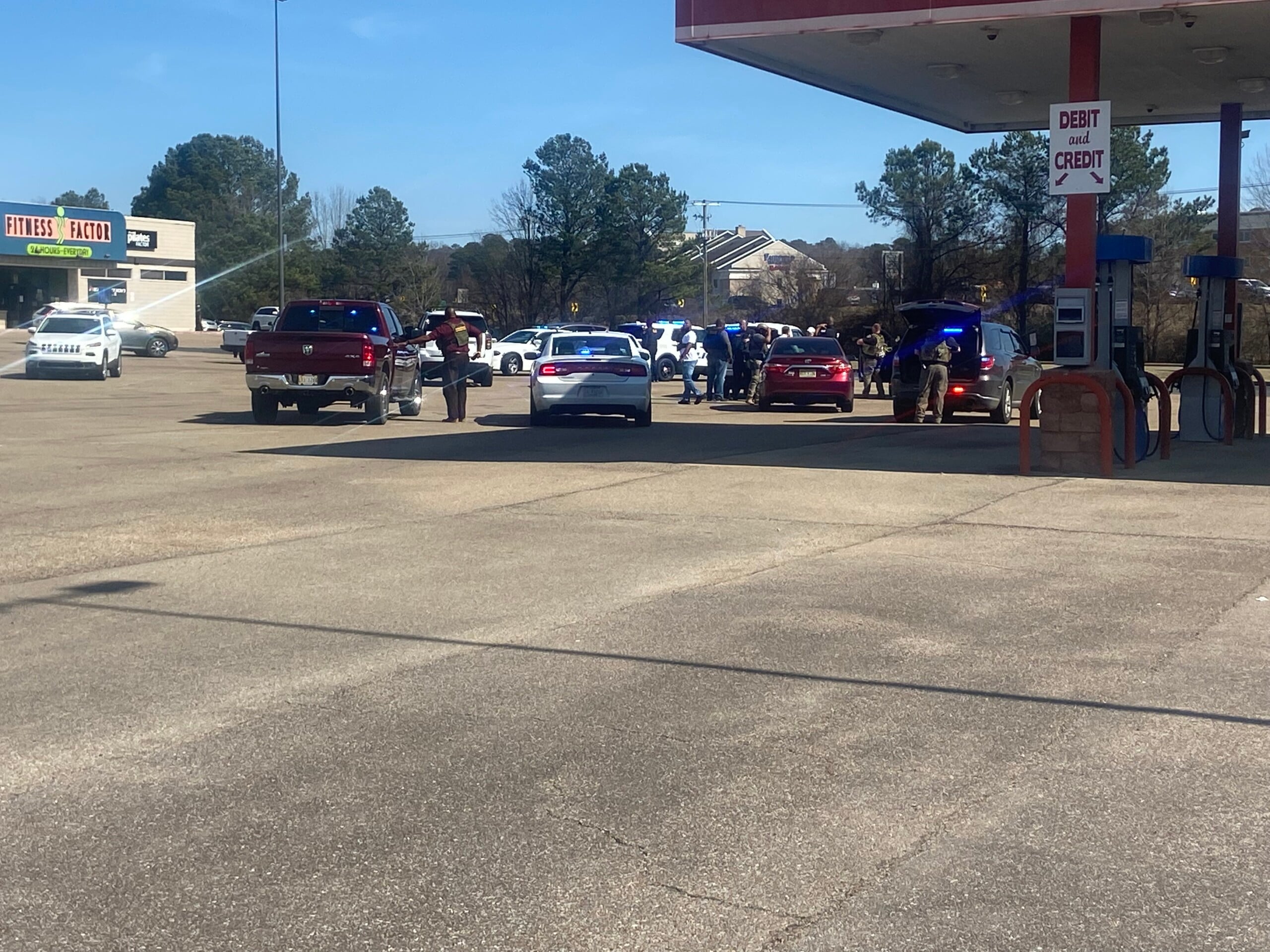 Suspect in custody after standoff at Fitness Factor in Columbus - Vimarsana News