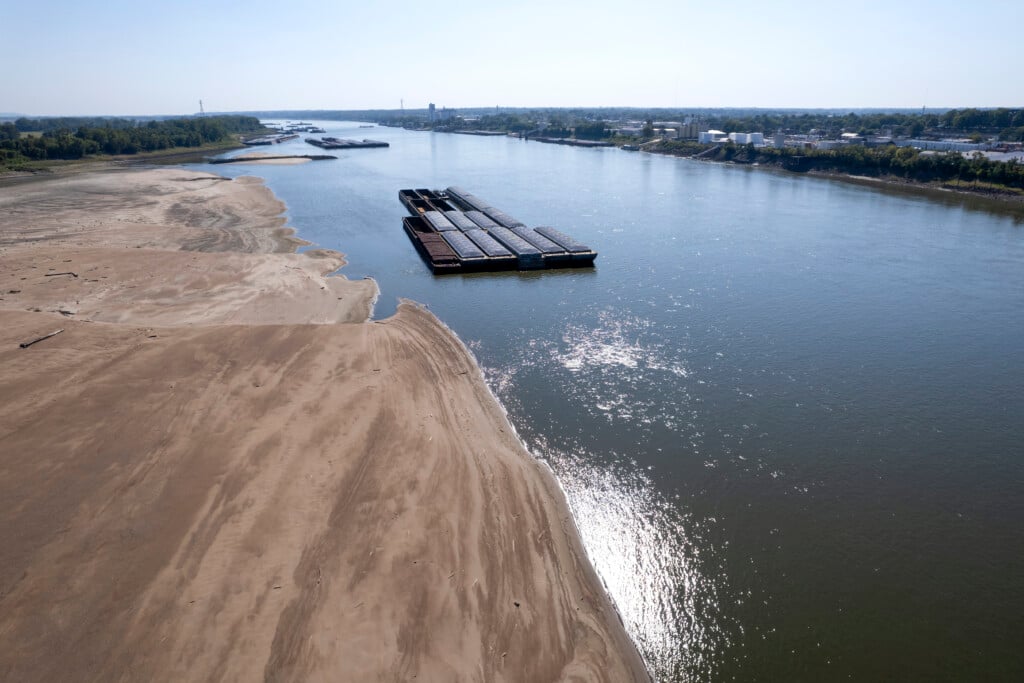 Low Mississippi River limits barges just as farmers want to move their crops downriver