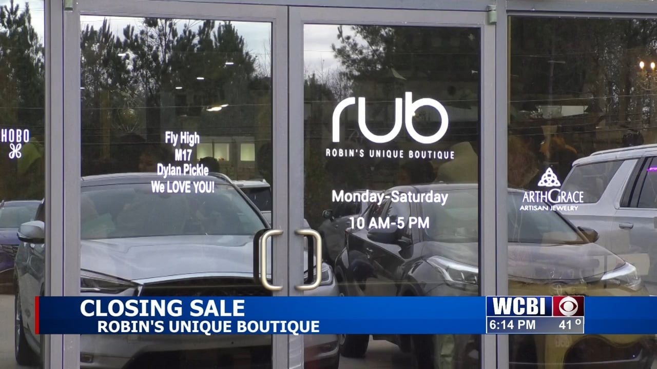 Crowd fills Robin s Unique Boutique for closing sale