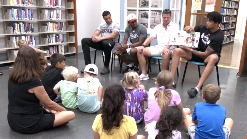 MSU football players join Starkville library for summer reading