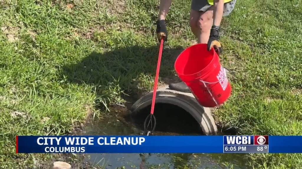 Citizens Help Clean Up The City Of Columbus