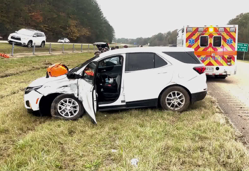 One person left injured after a wreck in Lowndes Co.