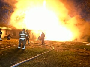 Houston firefighters protect nearby houses from old motel blaze