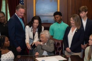 AL Governor signs act prohibiting phone use for school students