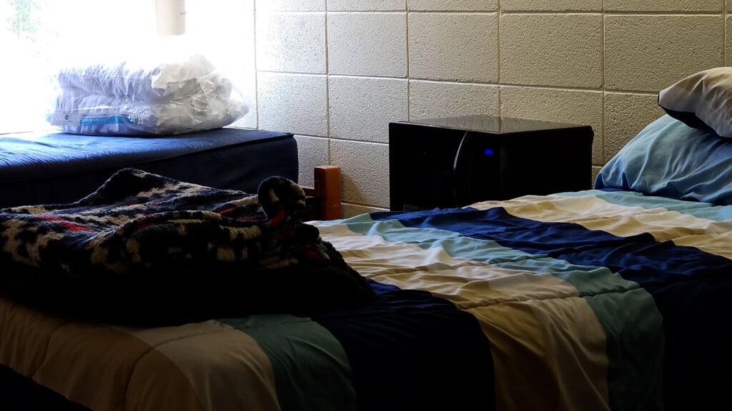 Students moving into dorms at MUW