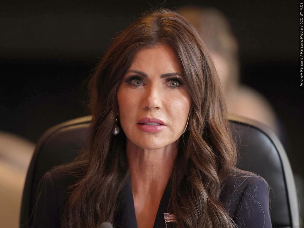 Some TSA agents will get $10,000 bonuses for "exemplary service" during shutdown, Noem says