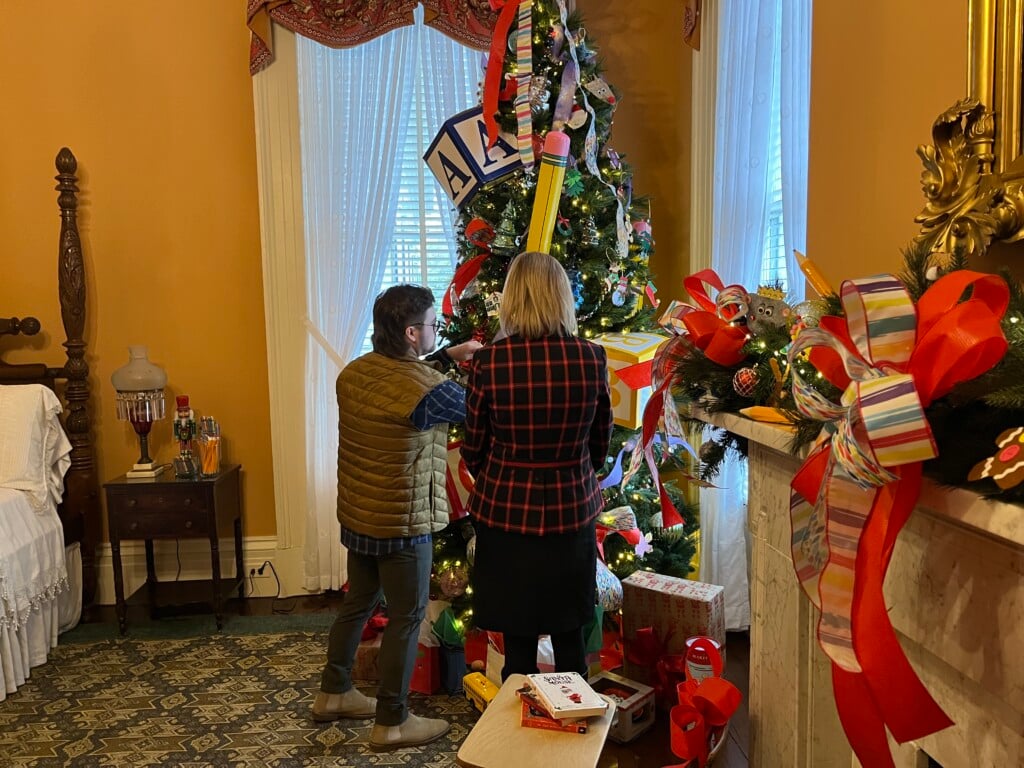 Christmas at the Mansion recognizes Mississippi's rising academic scores