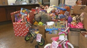 4 County Electric and FASTnet deliver toys for children in Lowndes Co.