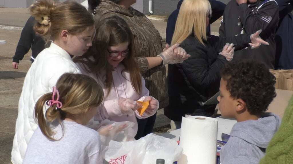 City leaders and volunteers help provide lunch to linemen out of state