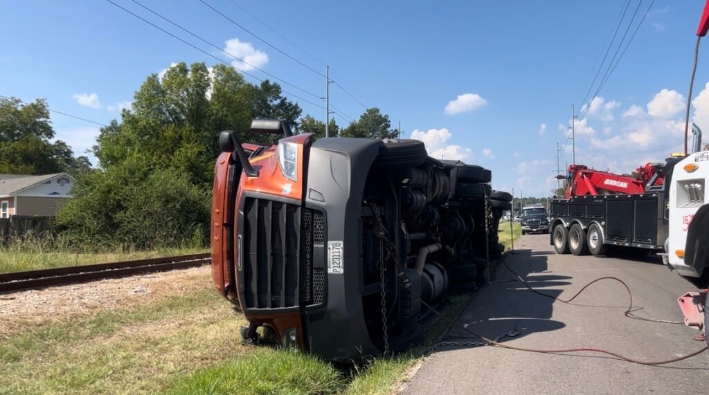 18-wheeler overturns
