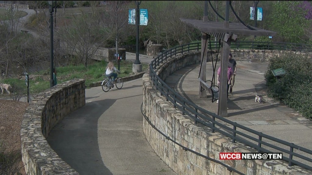 Mecklenburg Health Officials Encourage Social Distancing Outdoors
