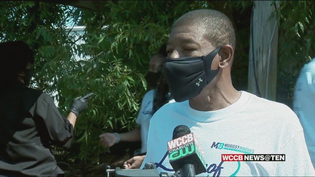 Hornets Legend Muggsy Bogues Spends Labor Day Giving Back To Homeless