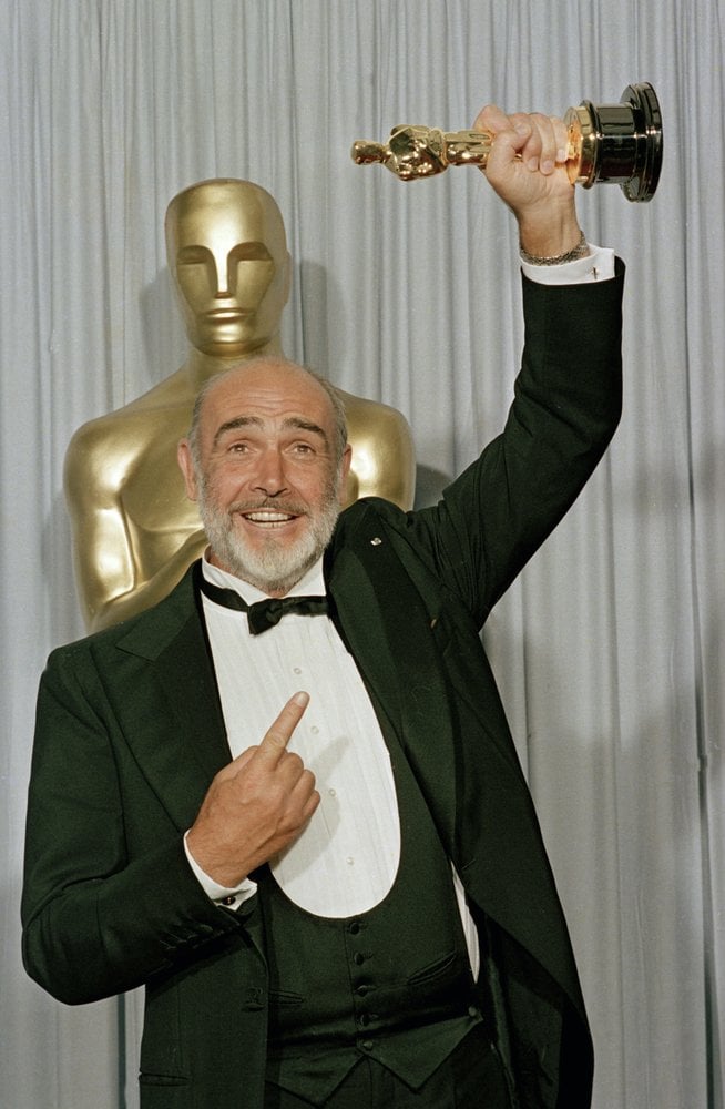 sean-connery-holds-up-his-best-supporting-actor-oscar-for-the