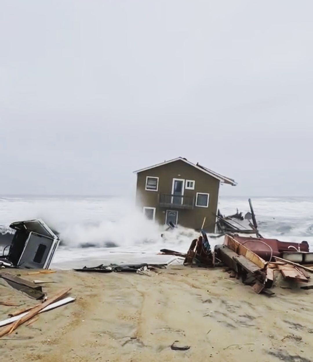 Two Homes In The Outer Banks Collapse Into The Ocean Hours Apart - WCCB ...