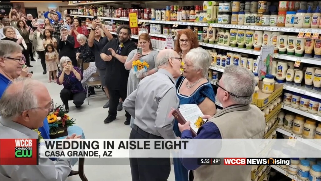 Couple Gets Married In Grocery Store