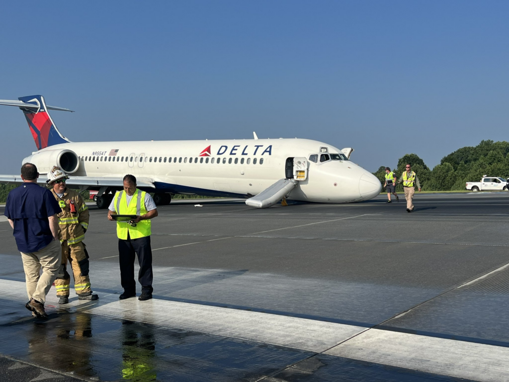 runway-closed-at-clt-douglas-after-mechanical-issue-with-delta-air-lines-plane-wccb