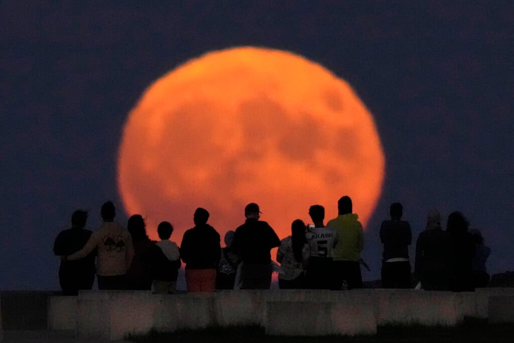 Aptopix Chicago Supermoon