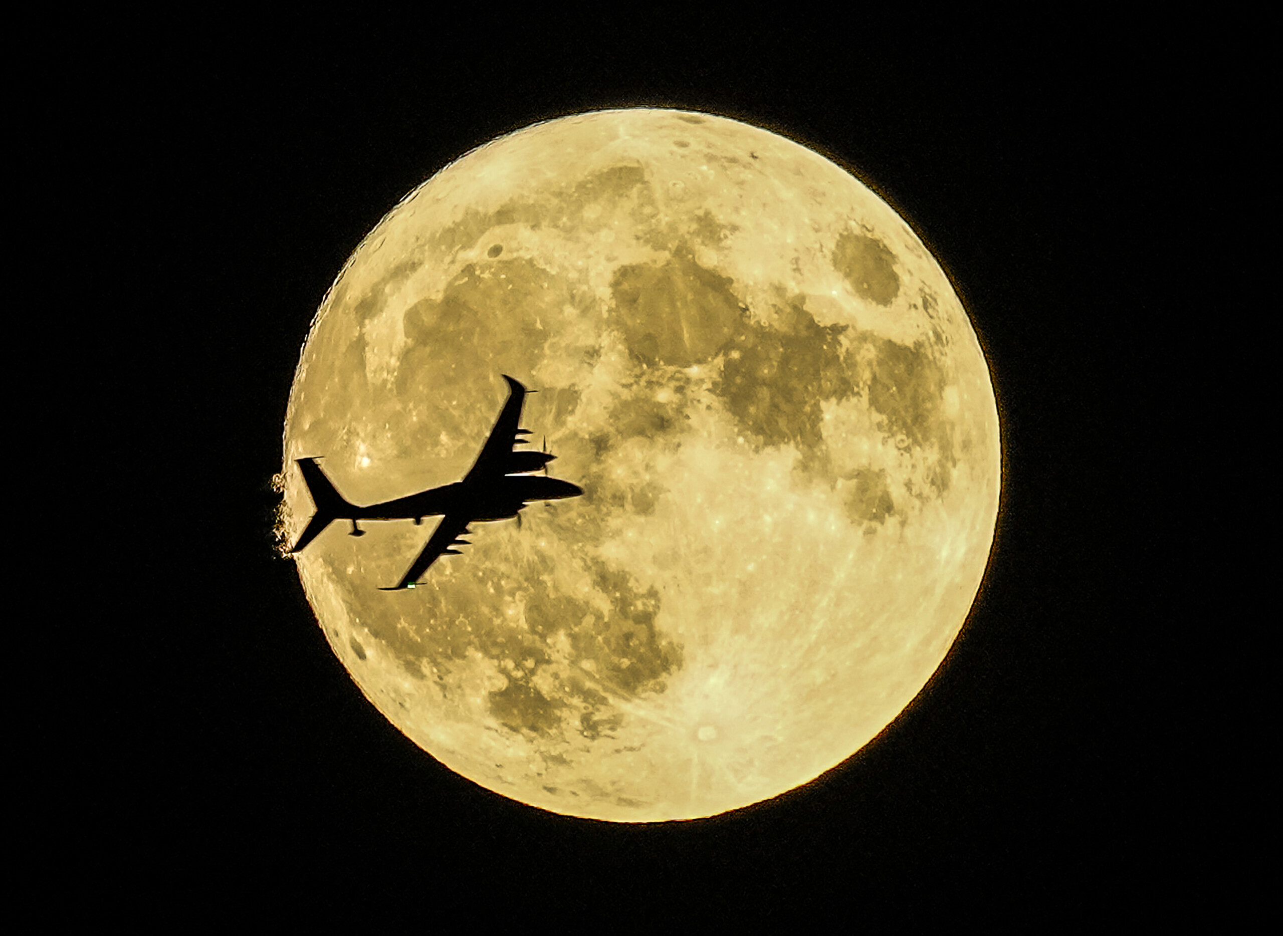 AP PHOTOS: Rare Blue Supermoon Dazzles Stargazers Around The Globe ...