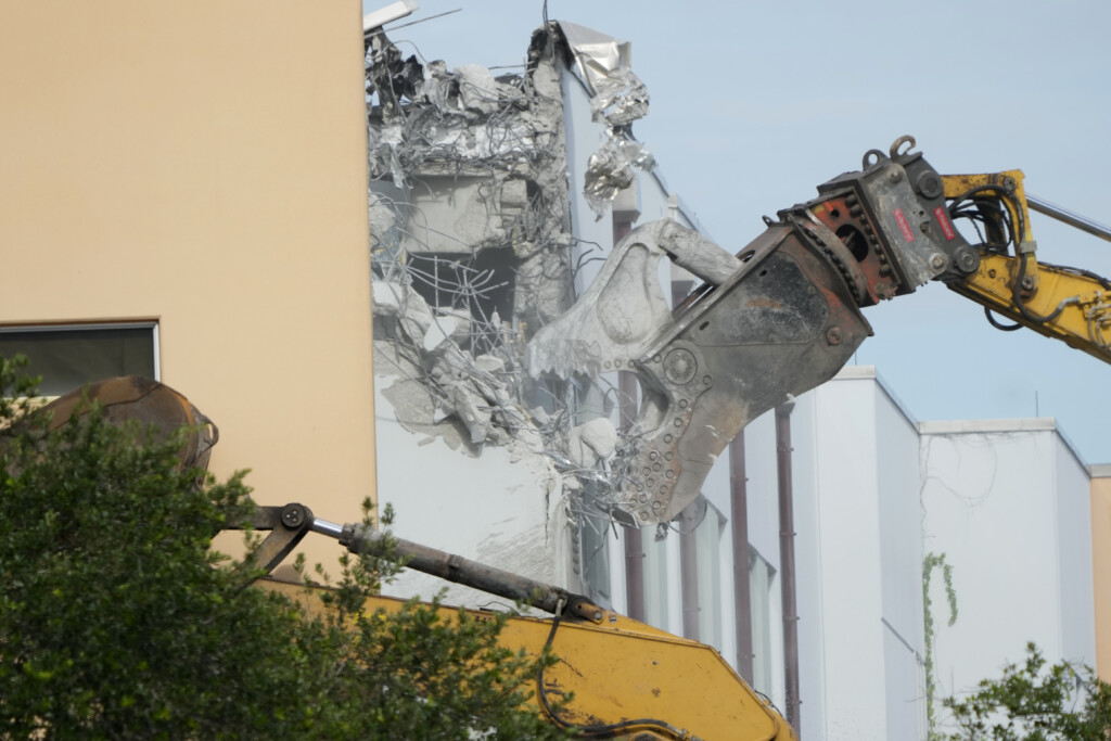 Aptopix School Shooting Florida Building