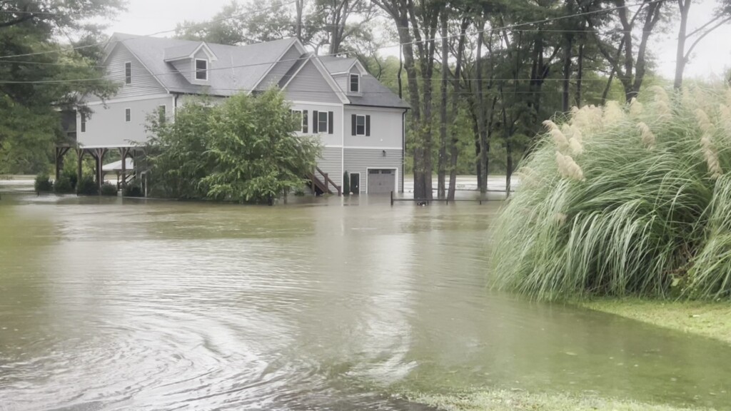 Helene Charlotte Fire Rescue At Flooding On Riverside Dr 04