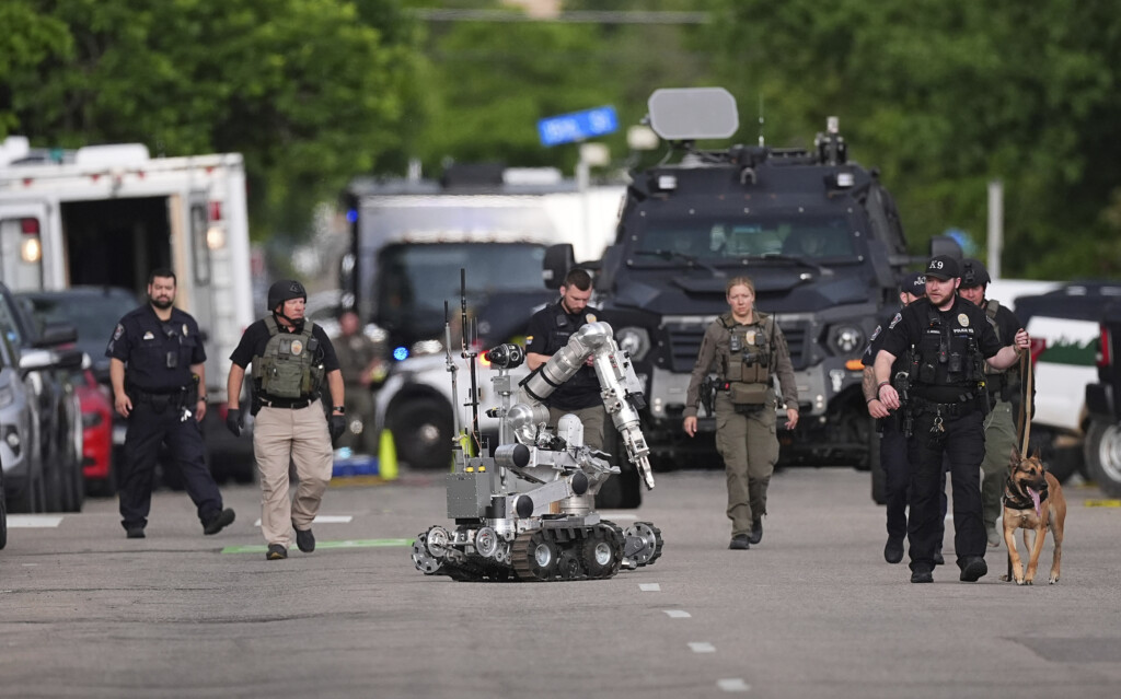 Law enforcement officials investigate after an attack on the Pearl Street Mall Sunday, June 1, 2025, in Boulder, Colo. (AP Photo/David Zalubowski)