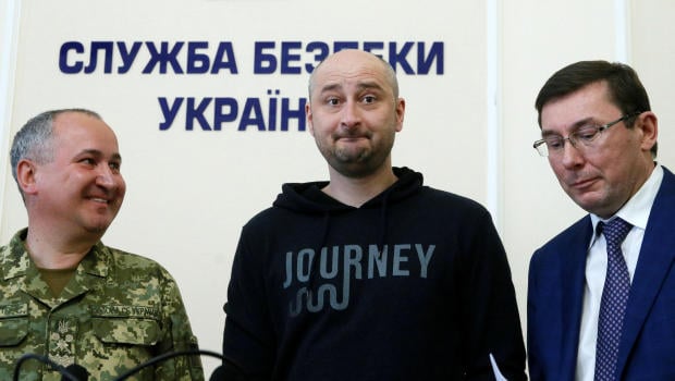 Russian journalist Arkady Babchenko (C)