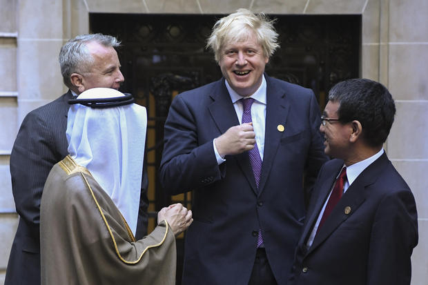 Ministers of Foreign Affairs from Saudi Arabia Adel Al-Jubeir (L) speaks with his Japanese counterpart Tara Kono